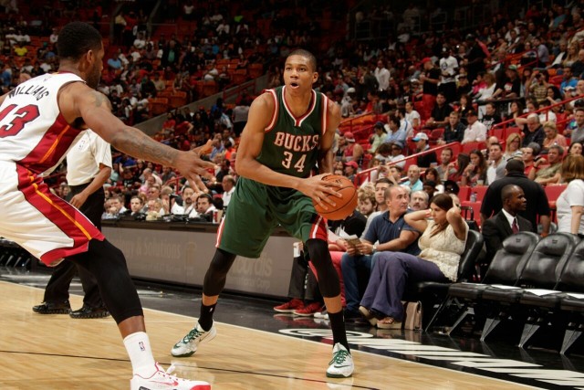 王哲林压哨3分绝杀上海险胜深圳 山东力克宁波